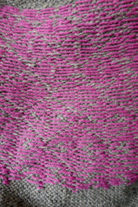 Rückseite einer Strickarbeit mit Spannfäden